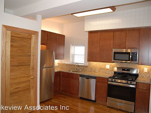 4th image of 2043 N Sheffield Ave House 7710769