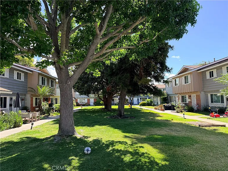 10107 Holburn Dr — Photo 2