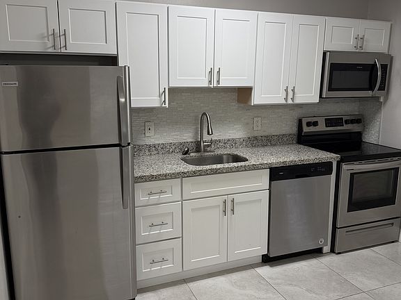 2nd image of 921 NE 16th St #6