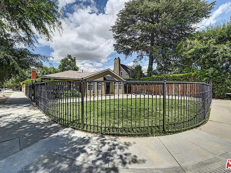 15601 Morrison St — Photo 2