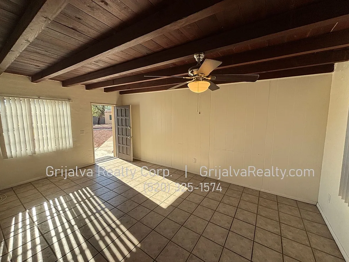 Building Photo - 3001-3015 E La Madera Dr