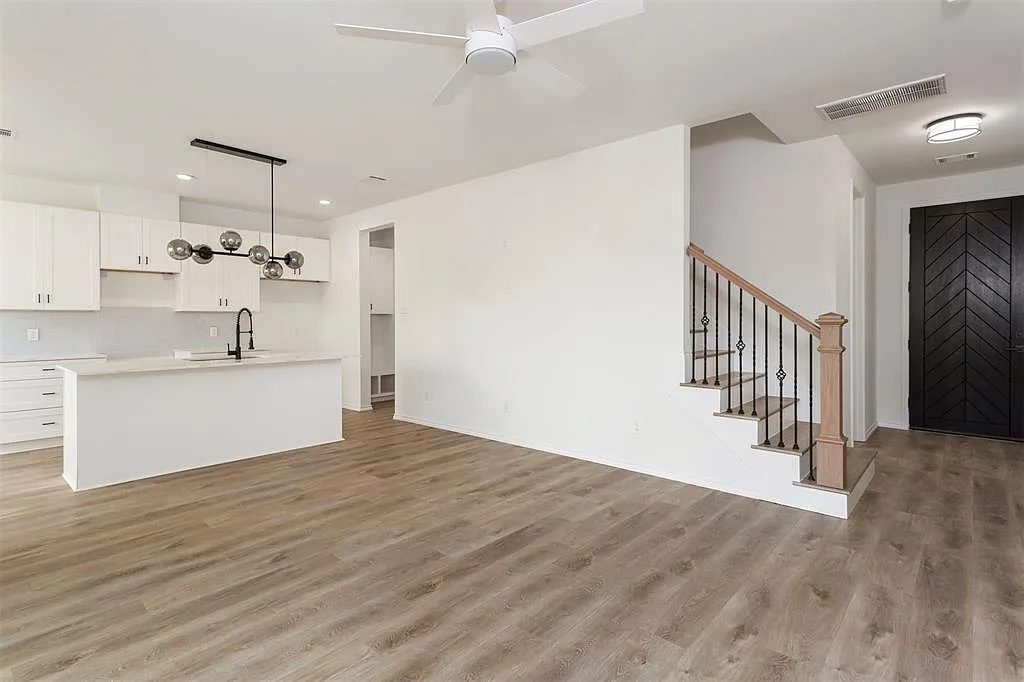 3 bed, 2.5 bath, 1672 sqft, $2,199 — Photo 2