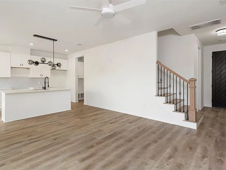 1267 Oakmont Bend Dr — Photo 2