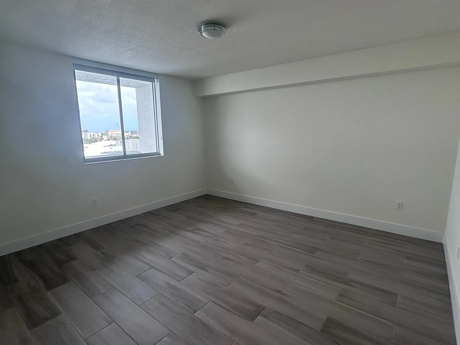 1 bed, 889 sqft, $2,308 — Photo 3