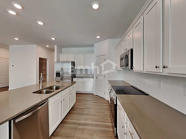 1039 Highland Walk — Photo 3
