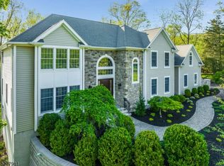 17 Oakridge Rd, Annandale, NJ 08801