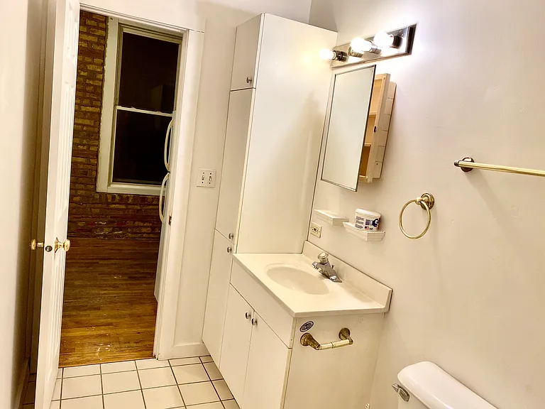 938 W 31st Pl #1R — Photo 5