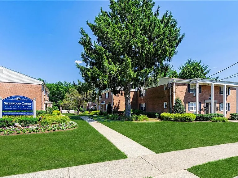 Sherwood Court Apartments — Photo 13