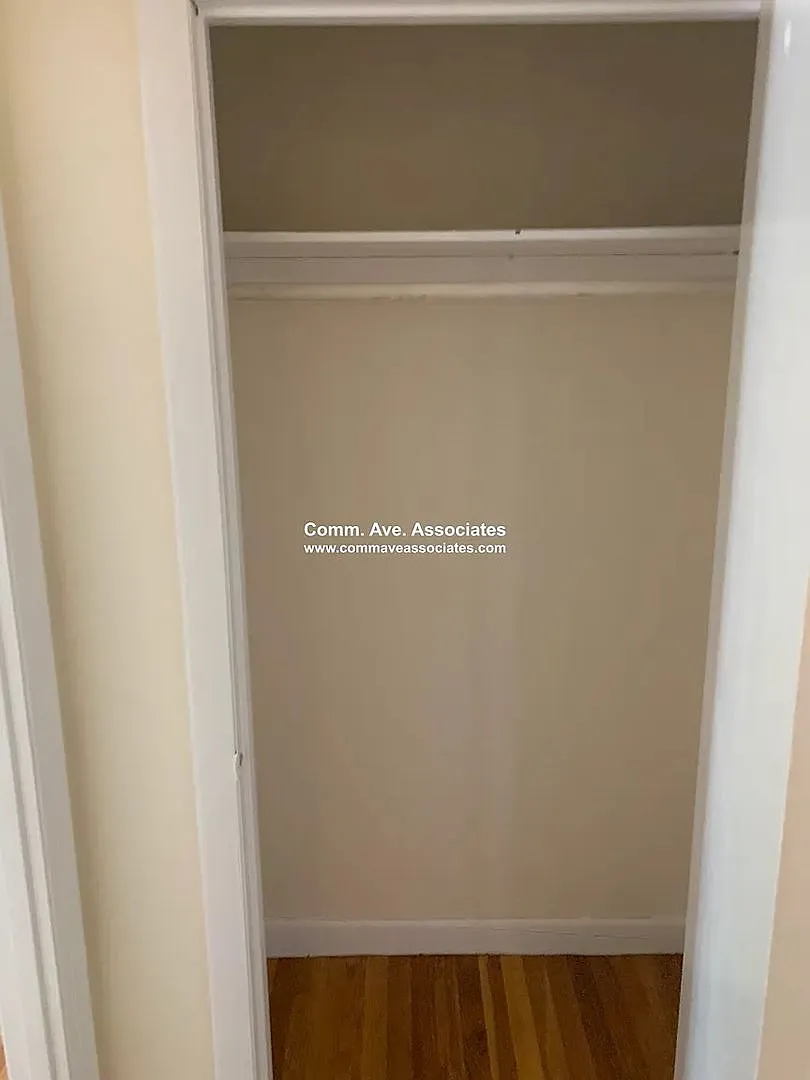No Brokers Fee, Heat, Hot Water Included, Build-in AC Unit, Laundry on a Site, Parking for Rent — Photo 4