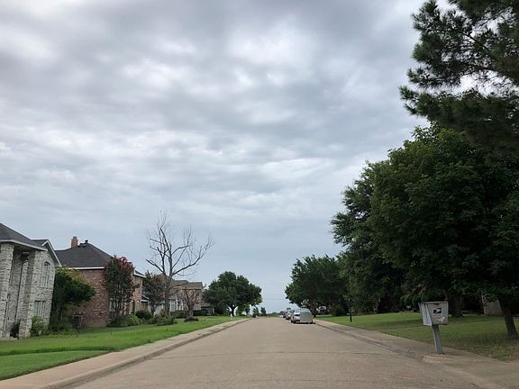 4th image of 1208 Kensington Dr