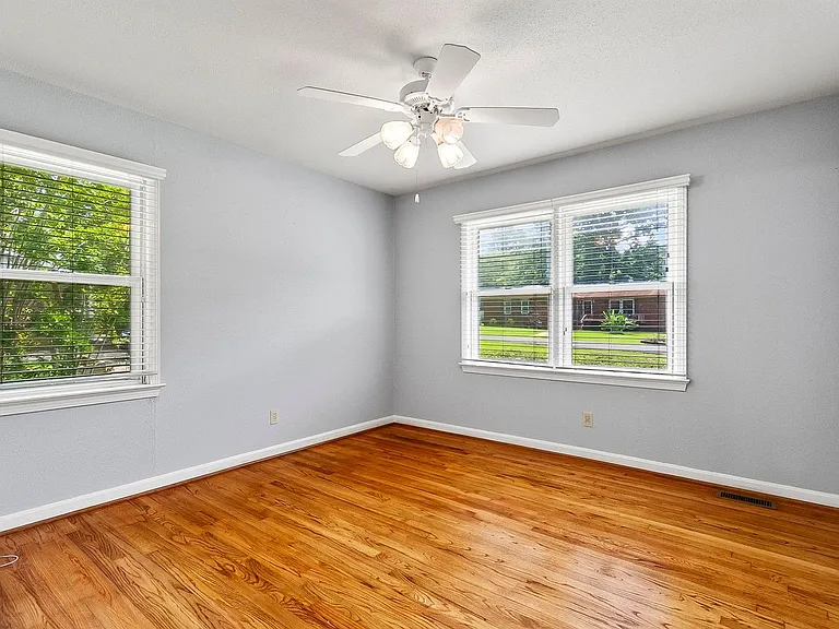 2496 Valley View Ln — Photo 20