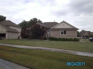 49308 Berkshire Ct, Chesterfield, MI 48047
