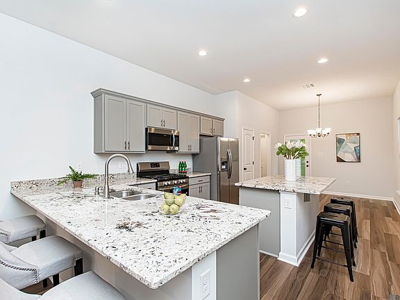 4th image of 1130 Shadow Bluff Dr