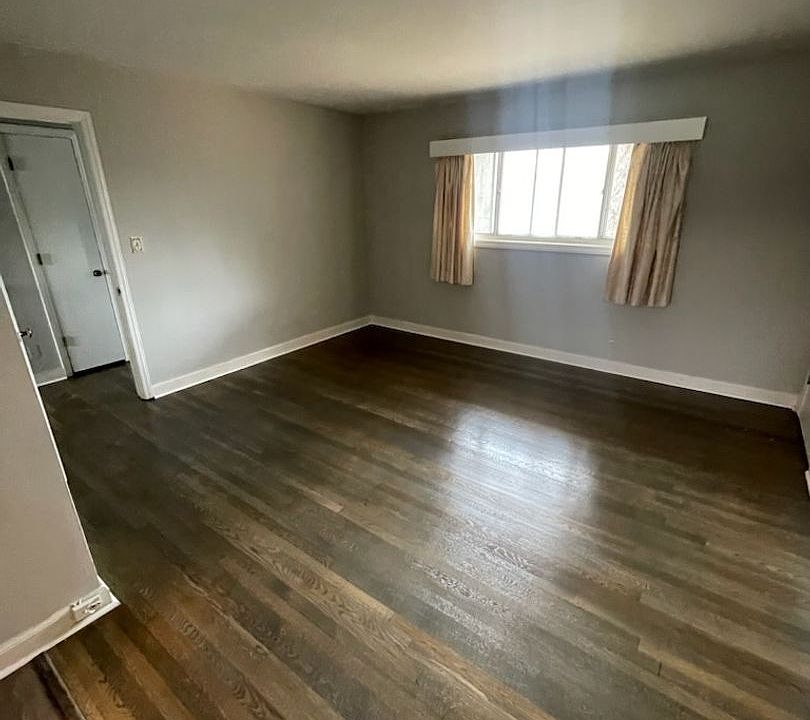 2nd image of 2425 Queen St APT 7