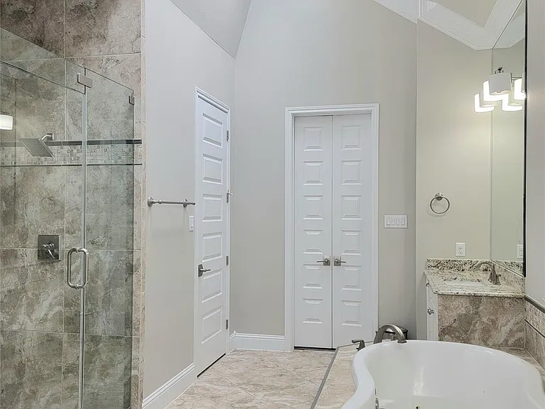 1702 Calumet St — Photo 33