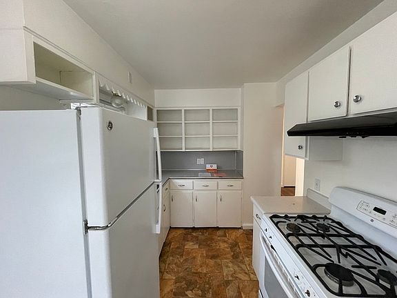 5th image of 1069 Kentwood Dr NE
