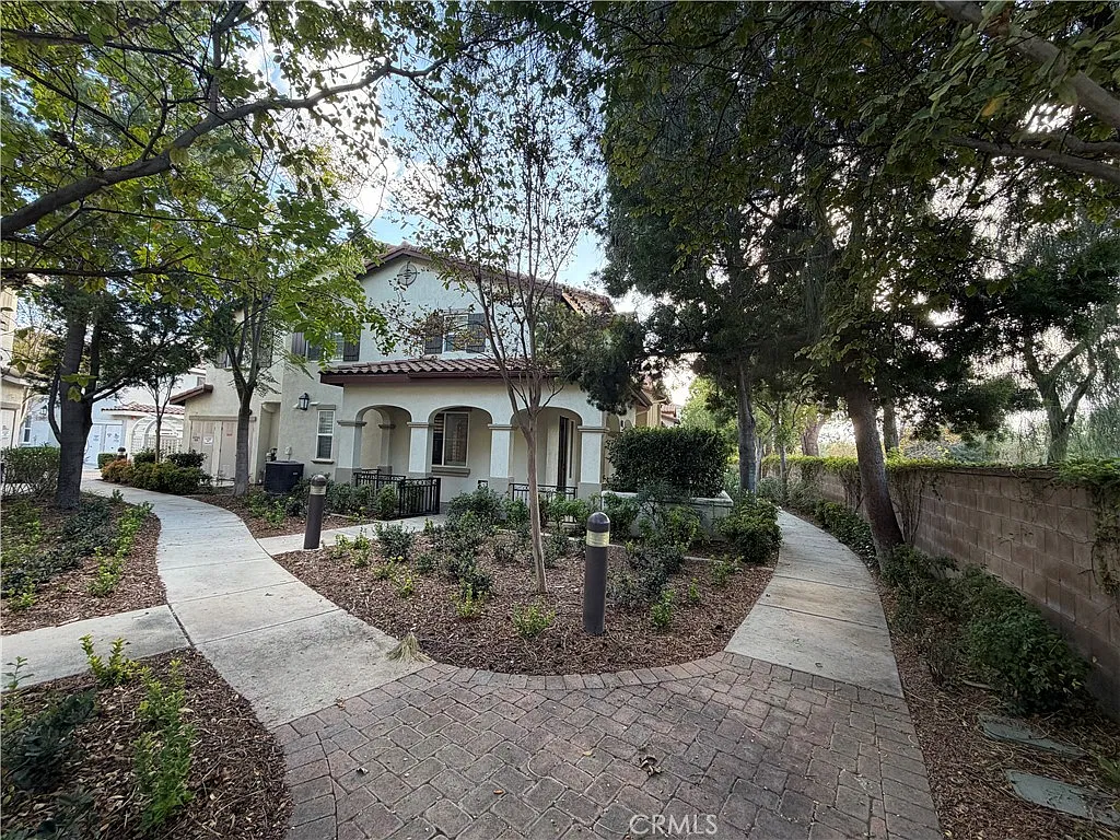 3 bed, 2.5 bath, 1670 sqft, $3,100 — Photo 2