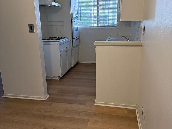 5th image of 934 N Genesee Ave APT 1
