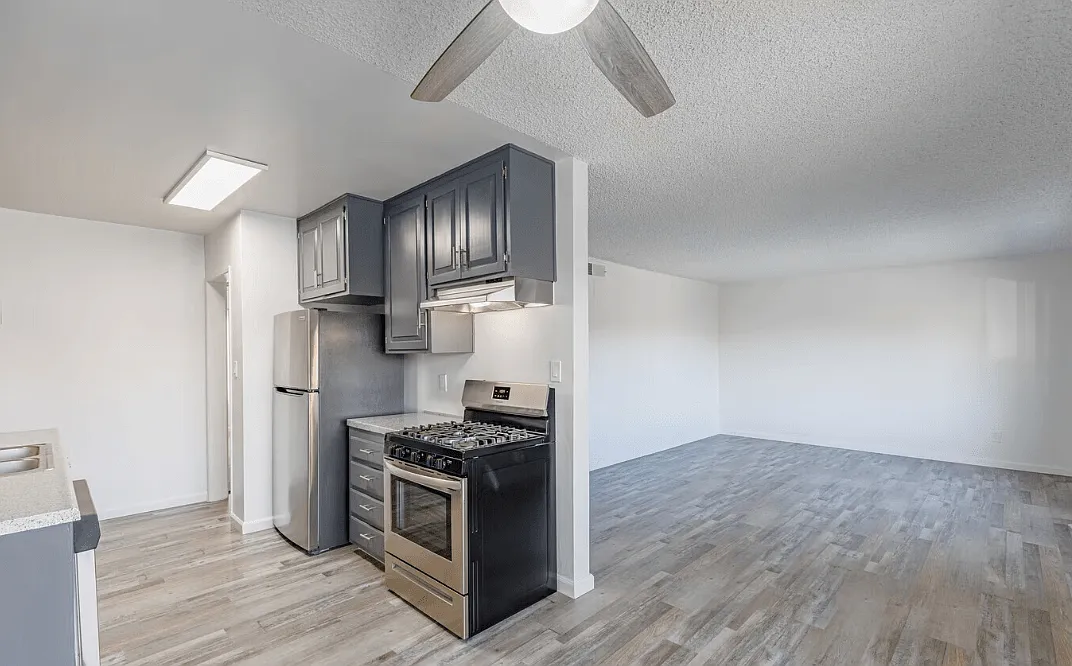 Ivanhoe Village Apartments — Photo 3