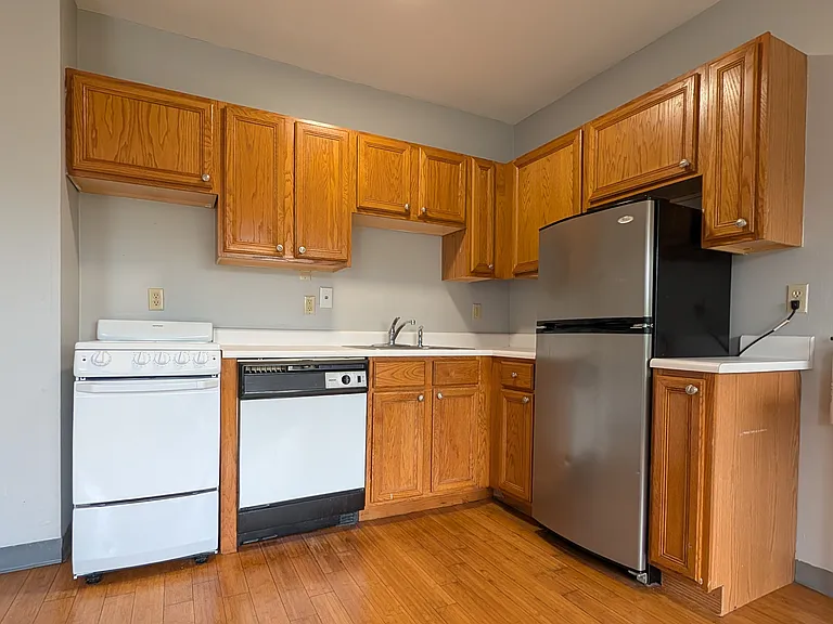 Bulldog Apartments — Photo 12