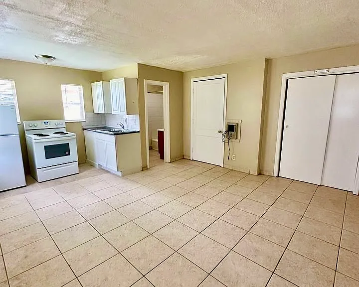 1045 Velma St — Photo 1