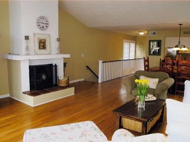 1525 Carver St — Photo 6