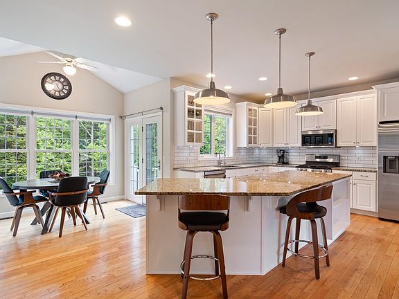 3rd image of 900 Ledgewood Drive