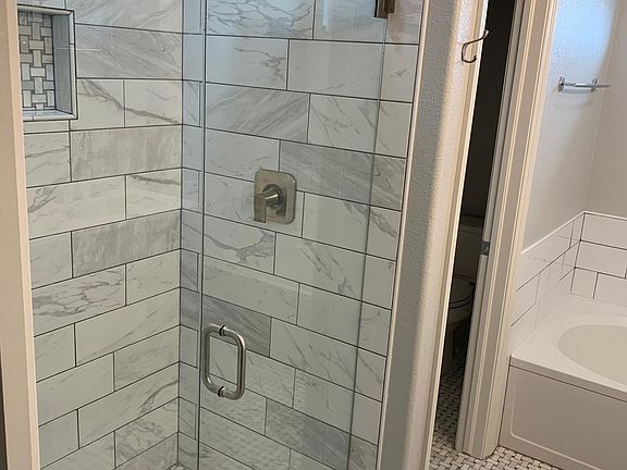 Master Bath - walk-in curdles shower