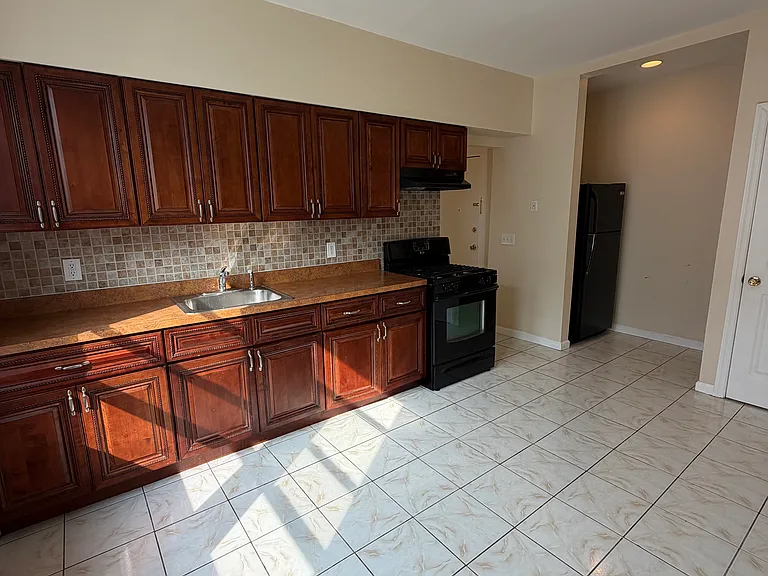 21 Robert Pl #2R — Photo 2