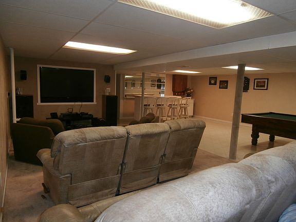Rec rm w/ built in screen tv