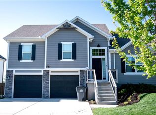 3919 SE Valley Forge Dr, Blue Springs, MO 64014