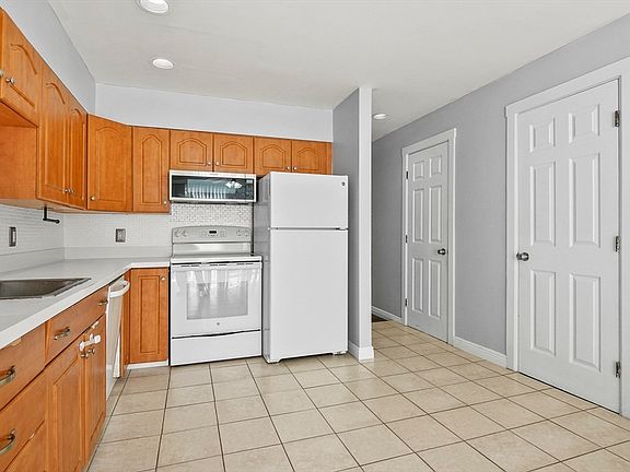 5th image of 63 Camelot Dr #63