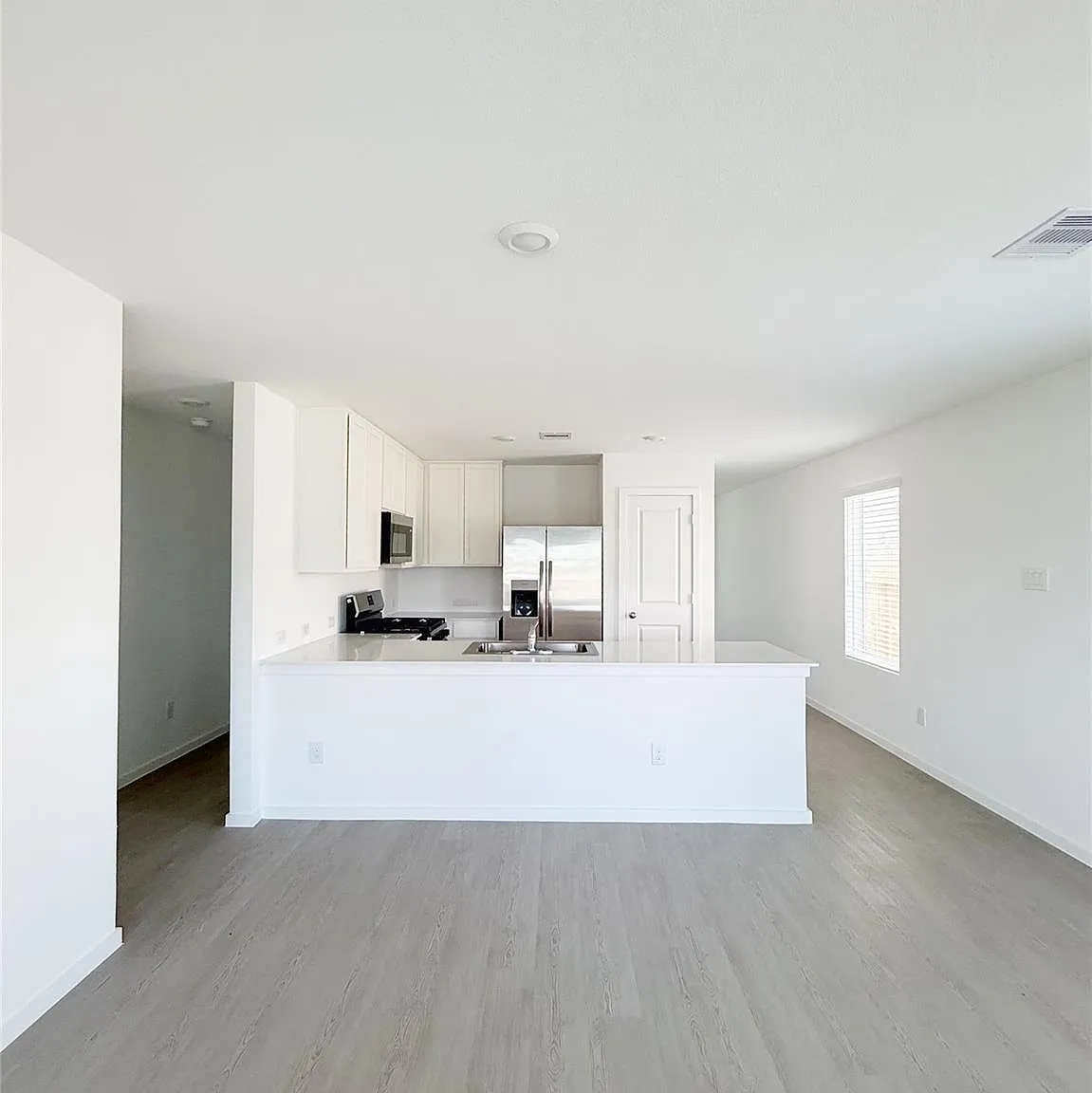 3 bed, 2.0 bath, 1273 sqft, $1,700 — Photo 4