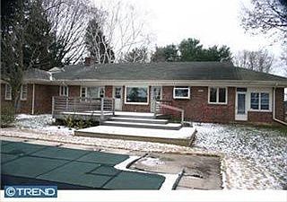 2nd image of 605 Locust Ln N
