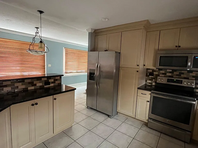 5325 Cinema Dr W — Photo 1