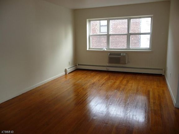 2nd image of 729 Washington Ave APT 6