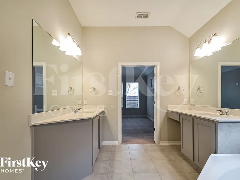 2815 Willow Ln — Photo 9
