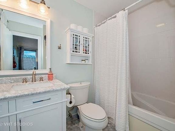 4th image of 2039 N Larrabee St