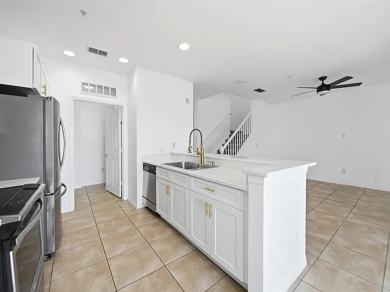 2532 Grand Central Pkwy #8 — Photo 17