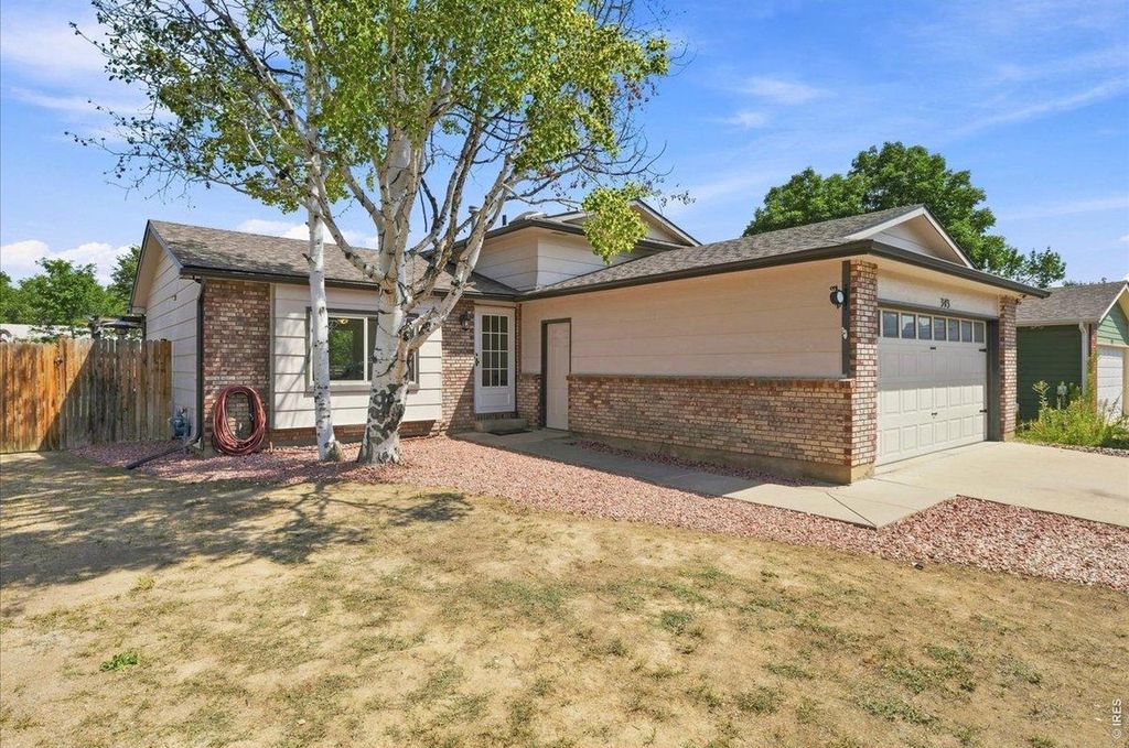 343 Hawthorn Dr