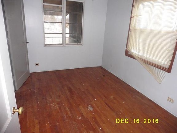 5th image of 910 W Pleasant St