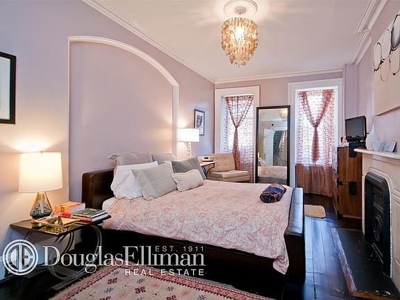 5th image of 136 1/2 W 15th St