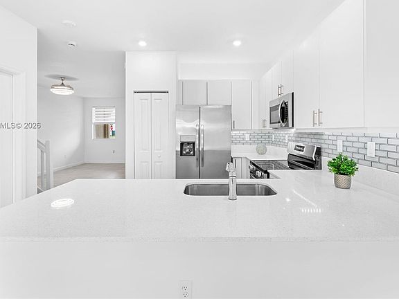 4th image of 2425 SE 28th Dr #2425