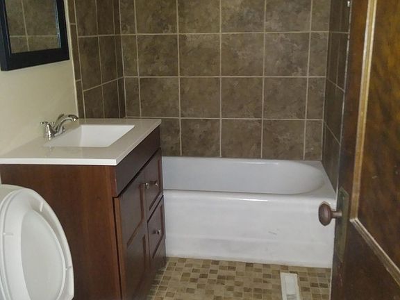 5th image of 2202 Auburn St APT 2W