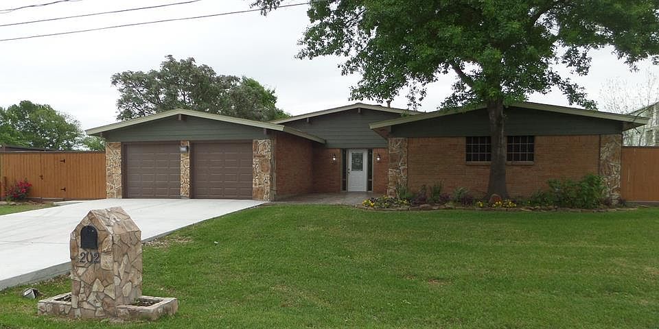 1st image of 202 Yaupon Dr