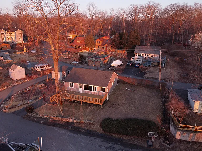 333 Squaw Trl — Photo 1