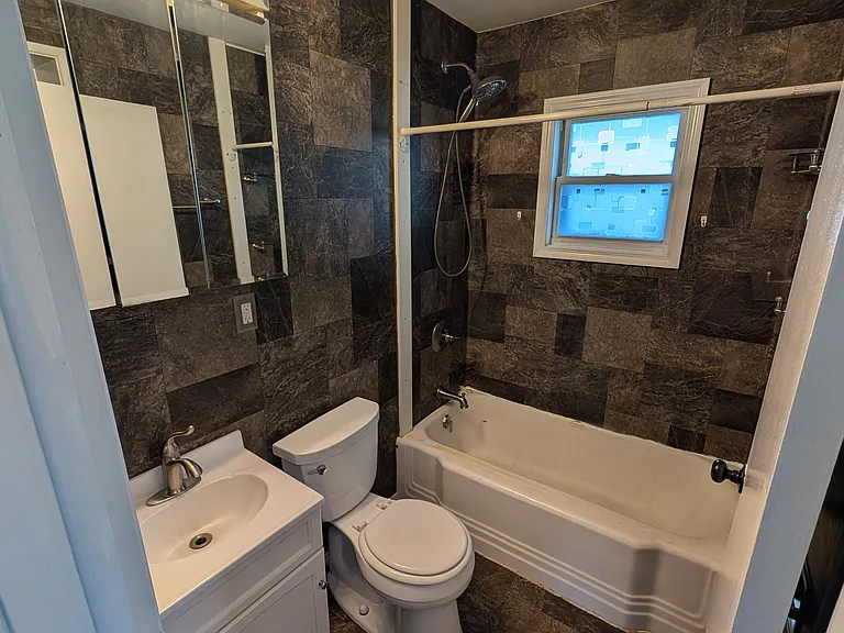 215 Edgewood Ave — Photo 7