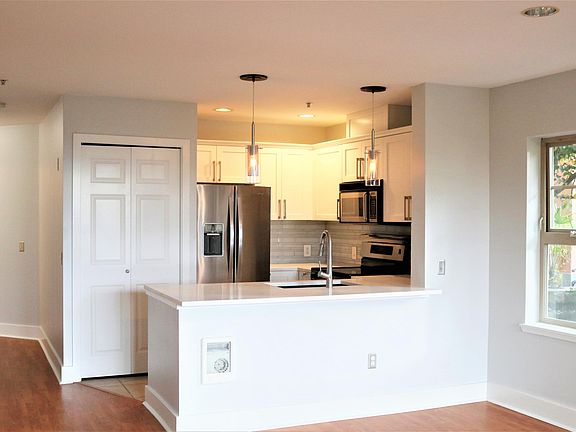 5th image of 123 Queen Anne Ave #212