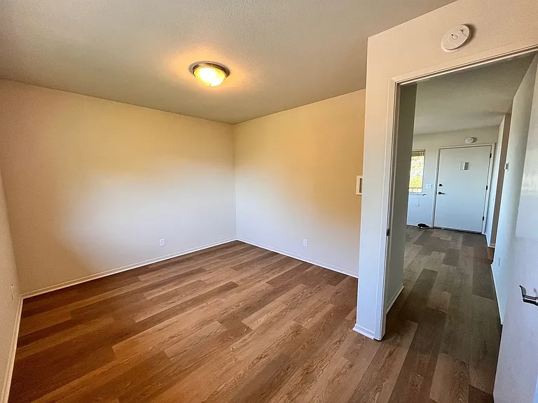 557 Spencer St — Photo 8