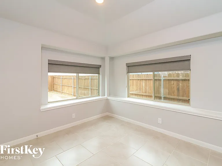 1089 Nighthawk Trl — Photo 6